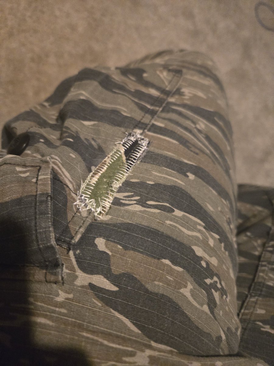 RosynDaFemboy's tweet photo. Not a fem post bc my hangout today went long but I got a free pants repair out of it! Love old milsurp cotton >v<

Repairs were done by my BFF and were done using a scrap hat I had on hand (will be using more camo types in future repairs but yeh!) https://t.co/EGLGLHgEpF