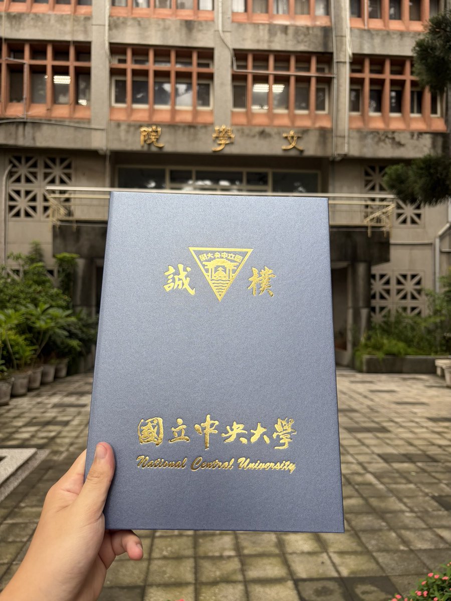 Nether_27's tweet photo. 今日、ついに大学の卒業証書をもらいました！
振り返ってみると、この4年間は本当に楽しかったなぁ。途中で日本に留学して、いろんな人と出会えたのも、すごく充実した思い出です。

（教授：写真撮り終わったら戻してね。これからの2年間、大学院で書く論文のこと考え始めなきゃね😉
私：🫠🫠🫠） https://t.co/8YNeRCcNW9
