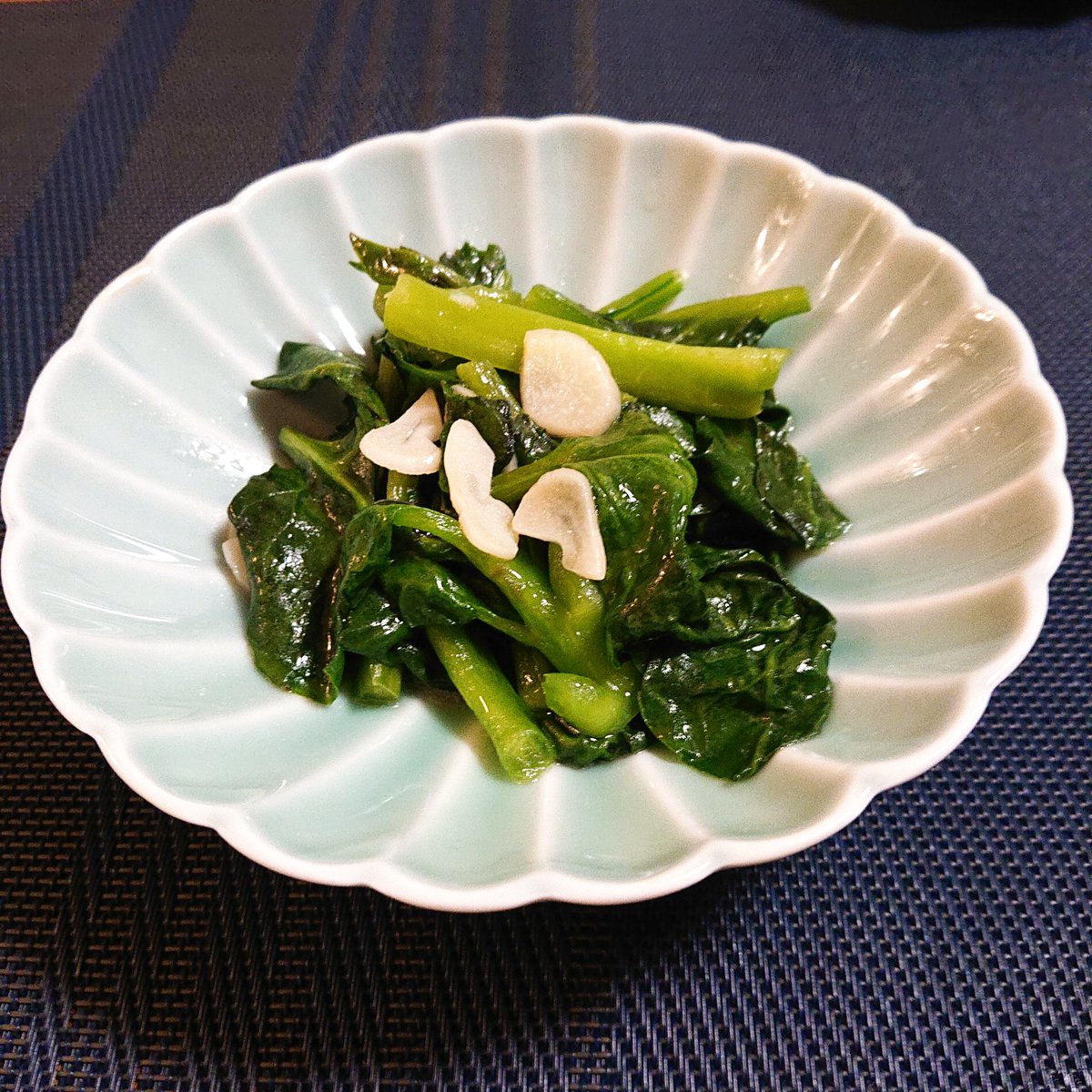 biocierge's tweet photo. #有機つるむらさき<千葉県産>

栄養満点のつるむらさき。土っぽい風味があり、茹でるとモロヘイヤのようなぬめりが特徴です。
📷️はニンニクとつるむらさきの炒め物。
茎の部分を先に炒め、その後、葉を入れ炒めます。味付けは酒、鶏ガラスープの素、ナンプラー、ニンニクとの相性が抜群です😋 https://t.co/9N4KgrIfL4
