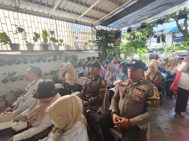 PolisiBPN's tweet photo. Sinergi Warga, TNI-Polri dan DPRD, Kampung Bungas Perkuat Gerakan Ramah Lingkungan

#PolsekBalikpapanSelatan #BhabinkamtibmasGunungSariIlir #SinegritasTNIPolri
#PolrestaBalikpapan #PoldaKaltim https://t.co/hzgXyRK1mQ