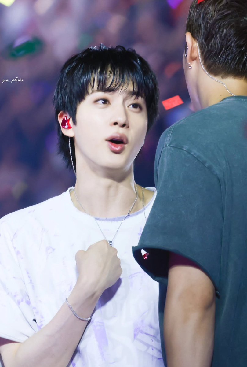 nyamjinluv's tweet photo. namjoon so strong bc if I were him, I would've kissed seokjin on stage https://t.co/bLz8EiZxVN