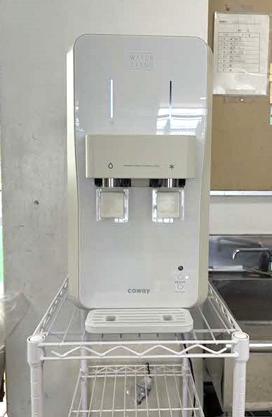 toyonaka_kouhou's tweet photo. ＼全学校に給水機を設置🏫／
児童・生徒の熱中症対策として、市立学校全校に給水機を設置しました。
日常的に水分補給ができるようにすることで、子どもたちが安心して学校生活を送れる環境づくりを進めます。
#豊中市 https://t.co/z8BUgFe3T6