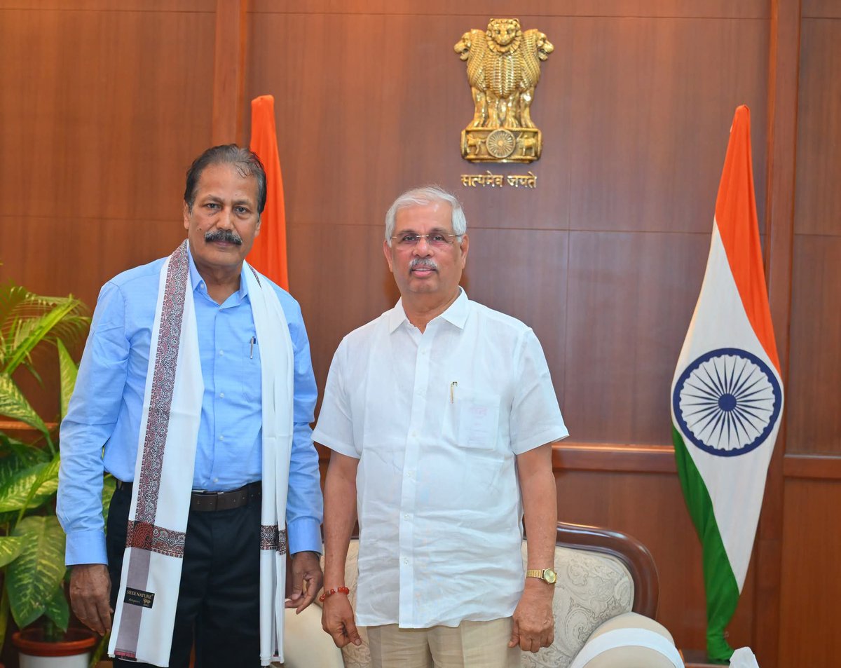 DrKrishnasamy's tweet photo. அண்மை காலமாக தங்கள் பதவிகளை திடீரென ராஜினாமா செய்து வரும் சட்டமன்ற உறுப்பினர்களை நேரில் அழைத்து விளக்கம் கேட்கவும்; உரிய விளக்கம் கிடைக்கும் வரை அத்தொகுதிகளுக்கு எக்காரணம் கொண்டும் இடைத்தேர்தல் நடத்தக் கூடாது என இந்தியத் தேர்தல் ஆணையத்திற்குப் பரிந்துரைக்கவும் வலியுறுத்தி மேதகு தமிழக ஆளுநர் திரு. ராஜேந்திர விஸ்வநாத் அர்லேகர் அவர்களை நேரில் சந்தித்து புதிய தமிழகம் கட்சி சார்பாக மனு அளித்தோம்.
