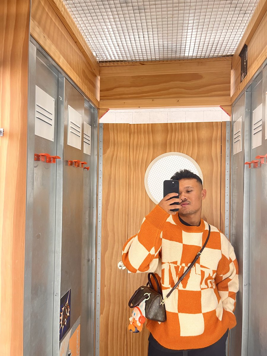 silumba_'s tweet photo. drop ur best fitting room photo! https://t.co/fV7URmBcPu