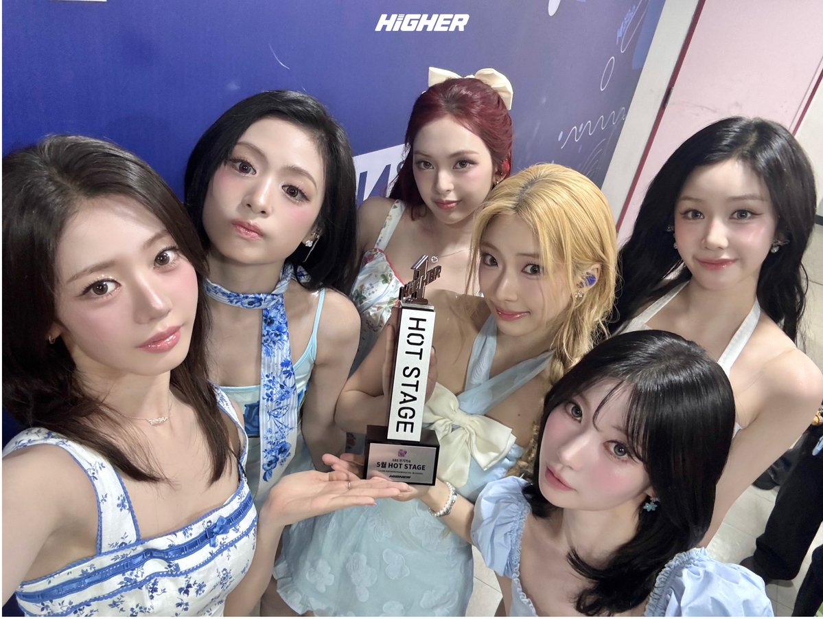 HIGHER_twt's tweet photo. [📸] 2026년 5월 월간 핫스테이지 1위

뜨거운 무대를 완성한 '춤 (CHOOM)'의 주인공, BABYMONSTER !!
2026년 5월 월간 핫스테이지 인증샷이 도착했습니다! 🤳🏻✨

#BABYMONSTER #베이비몬스터
#춤 #CHOOM #LETS_CHOOM

2026년 5월 월간 핫스테이지 1위! 
5월 인기가요 무대 중 최고의 무대로 선정된 것을 축하드립니다! 👏🏻

무대의 감동 뒤에는 늘 함께해준 #MONSTIEZ #몬스티즈 여러분의 든든한 응원이 있었기에,
BABYMONSTER의 '춤 (CHOOM)' 무대가 더욱 빛날 수 있었습니다 ✨

#BABYMONSTER #베이비몬스터 와 #MONSTIEZ #몬스티즈 가 함께 만들어낸 특별한 순간!
다시 한 번 1위를 진심으로 축하드립니다! 👏🏻👏🏻

🎬 2026년 5월 핫스테이지 리워드 영상은 언제, 어디에서? 
📌 장소: 강남역 미디어월
📌 게첨일: 2026. 07. 24 ~ 2026. 07. 26 (KST)

현장에서 광고를 직접 만나보시고, 멋진 인증샷도 꼭 남겨주세요!
우리 함께 만든 이 순간 오래도록 간직해요 💕

#베이비몬스터 #BABYMONSTER #3rdMINIALBUM #춤 #CHOOM #DigitalSingle #SUGARHONEYICETEA  #전광판광고 #월간핫스테이지 #핫스테이지 #MonthlyHotStage #SBS #인기가요 #Inkigayo #5월_1위