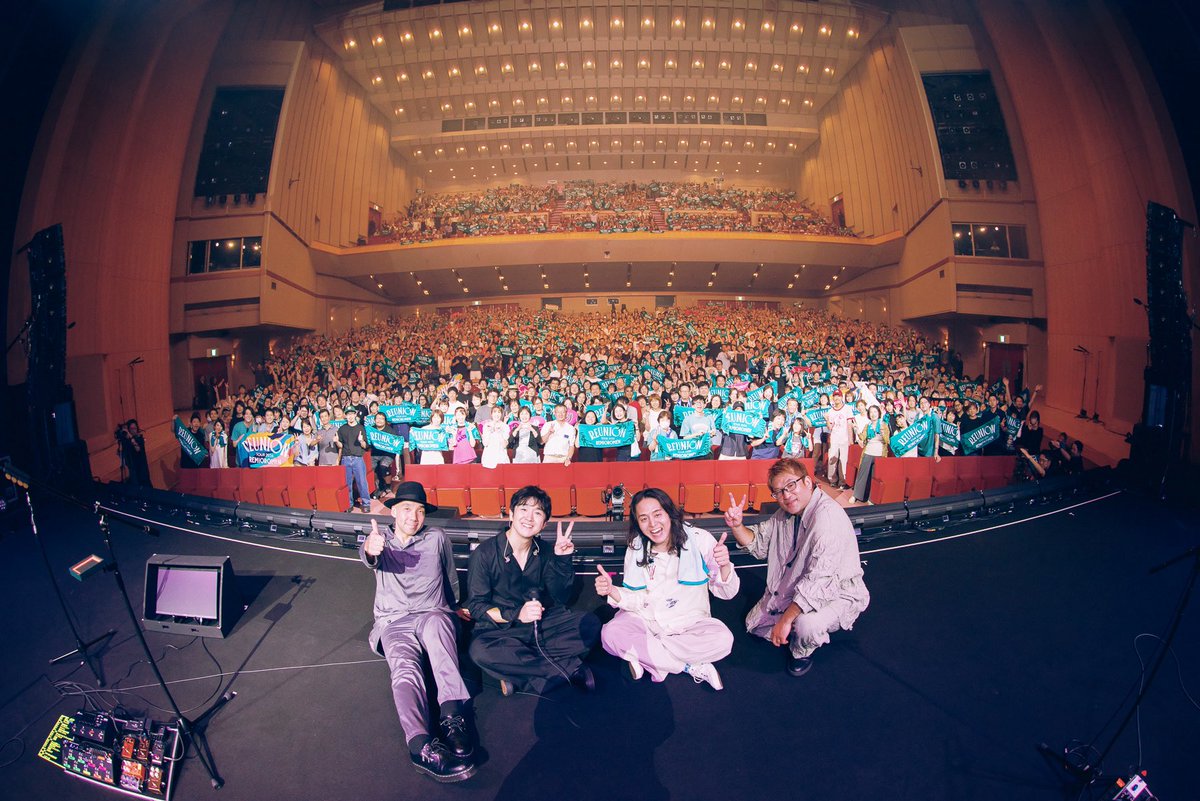 maedaya_olive's tweet photo. 5ヶ月間に及ぶツアー、みなさんお疲れさまでした！
一本一本のライブが、それぞれ違う表情をしていて全て忘れられないライブツアーになりました！
それもこれも、お越しくださったみなさんや今回は来れなかったけど応援してくれてるみなさん、そしてツアースタッフみなさん全ての方々のおかげです。
素晴らしい時間をありがとうございました！
また来年のツアーでお会いできる日を楽しみにしています！
それではまた🍻前田啓介🍻

Photographer：Sotaro Goto