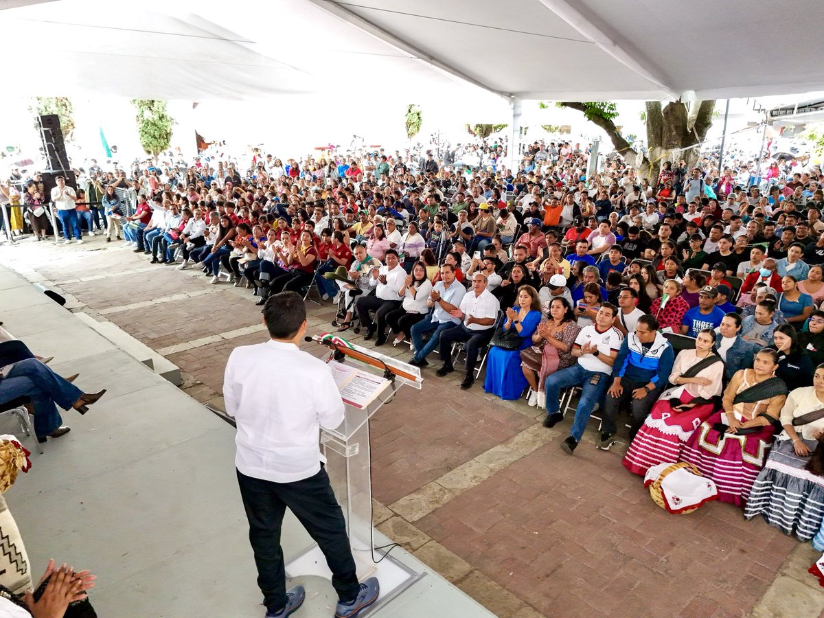 JC_GMarquez's tweet photo. LA SOBERANÍA NACIONAL SE DEFIENDE DESDE SANTA LUCÍA DEL CAMINO

Este día, junto al Gdor. Salomón Jara Cruz llevamos a cabo la Jornada de Defensa de la Soberanía Nacional impulsada por el Instituto Nacional de Formación Política de Morena. Estos foros se realizan en todo el país y en Oaxaca encabezadas por nuestro máximo referente estatal, nuestro amigo el Ing. @salomonj . Agradezco la presencia de todos mis compañeras y compañeros de partido;  @DanielaTaurinoo , @saymipinedav ,@LauraEstradaMau ,@LUISALFONSOSR y @TaniiaaCn . La soberanía es dignidad, historia y futuro de nuestra patria; es el pueblo el que debe y tiene que tomar sus decisiones en todos los sentidos y en todos los órdenes de la vida. 
¡Que viva la soberanía nacional!
#SantaLuciadelCamino