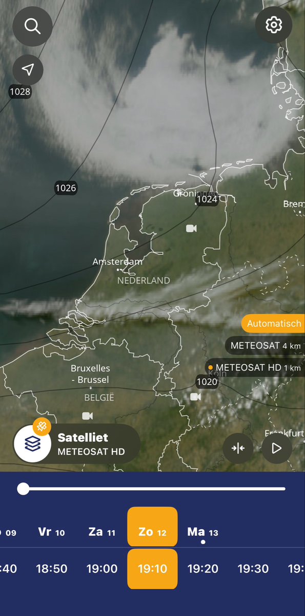 SaskiaHeijden's tweet photo. Vliegtuig sporen, waaien uit tot een melkachtige witte waas
Deze witte waas laat zonlicht door en absorbeert warmte ONDER deze witte waas
Warme lucht kan niet meer opstijgen, waardoor er een verdamping’s proces op gang komt van grondwater

DAT IS DE KUNSTMATIGE HOGE TEMPERATUUR! https://t.co/Uvs4o7LUJj