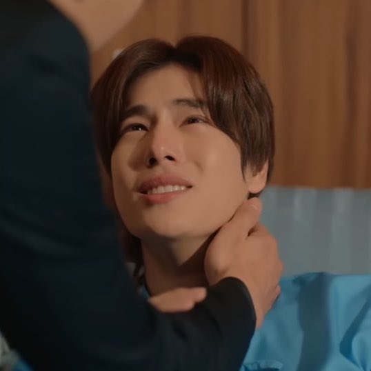 yapperphu's tweet photo. phuwin is such a pretty sleeper and pretty crier like everything about him is so pretty the p in phuwin stands for pretty 🥺🤏 https://t.co/MsnWTgg2zY