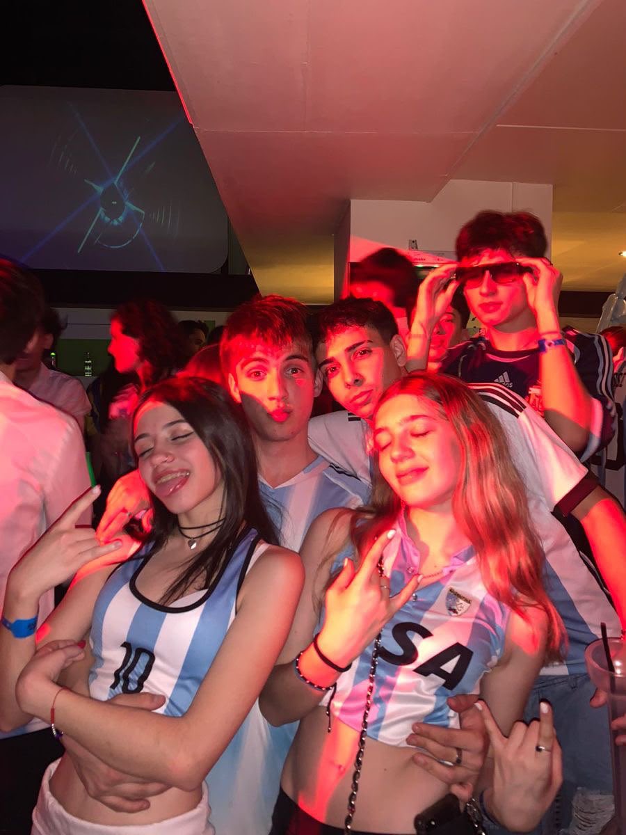 brinaforbrains's tweet photo. AU PIQUINES MUNDIALISTA !! 

donde mai es la hija de scaloni y como no le gusta el futbol y le aburre invita a sus amigos a ir al mundial con la selección

o

donde gracias al viaje por la copa del mundo todos terminan encontrando el amor https://t.co/5XNbw8WfCM