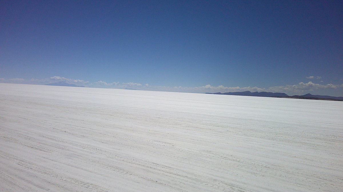 LoganCarlstrom's tweet photo. The Salt Flats of Bolivia, Salar del Uyuni #flat #salt #photos https://t.co/YsuchfmFPC