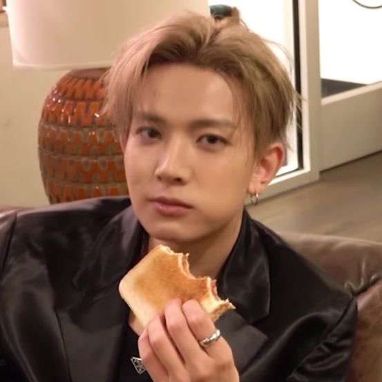 heeinorbit's tweet photo. bread eating bread 🍞 https://t.co/Zy78RxHtmJ