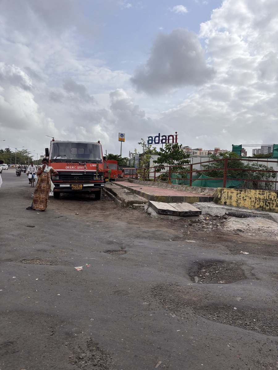 HarshadSam0712's tweet photo. @AshwiniBhide @mybmc @mybmcWardN why you garbage trucks are parked on public road and not in your garage? @MumbaiPolice why are allowing this illegal car parking on roads? 
Location: eastern express highway, Ghatkopar, near Udayan society https://t.co/yVTOT2a2Km