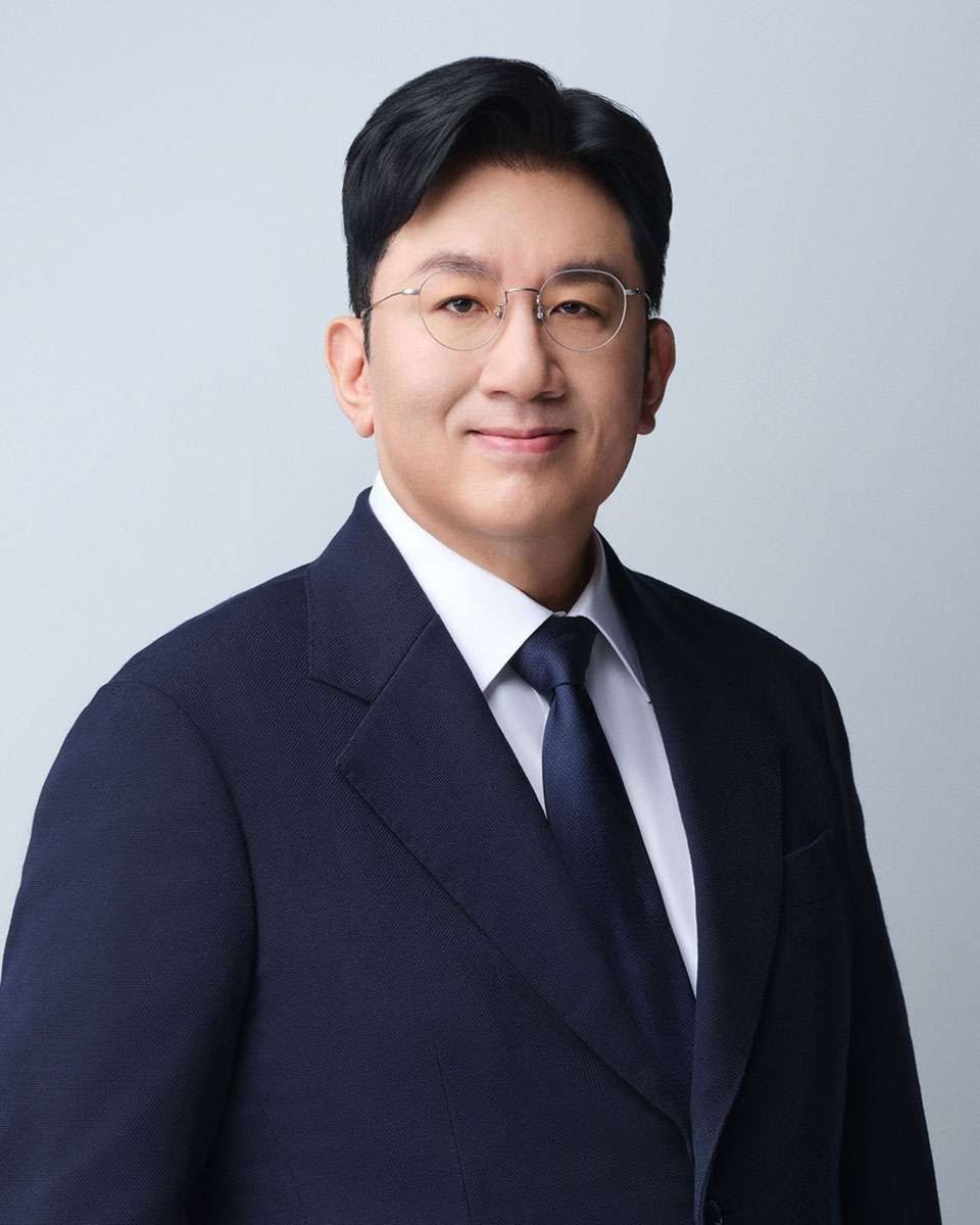 Kpop_Herald's tweet photo. Police and prosecutors remain at odds over the charges against HYBE Chairman Bang Si-hyuk.

While a report claimed prosecutors had suggested pursuing different charges after  rejecting an arrest warrant twice, police denied any official request to change the charges, saying the two sides are still in discussions as the supplementary investigation continues.

Bang is accused of misleading investors about HYBE's IPO plans in 2019 and later earning about 190 billion won from the share sale.

#HYBE #BANGSIHYUK