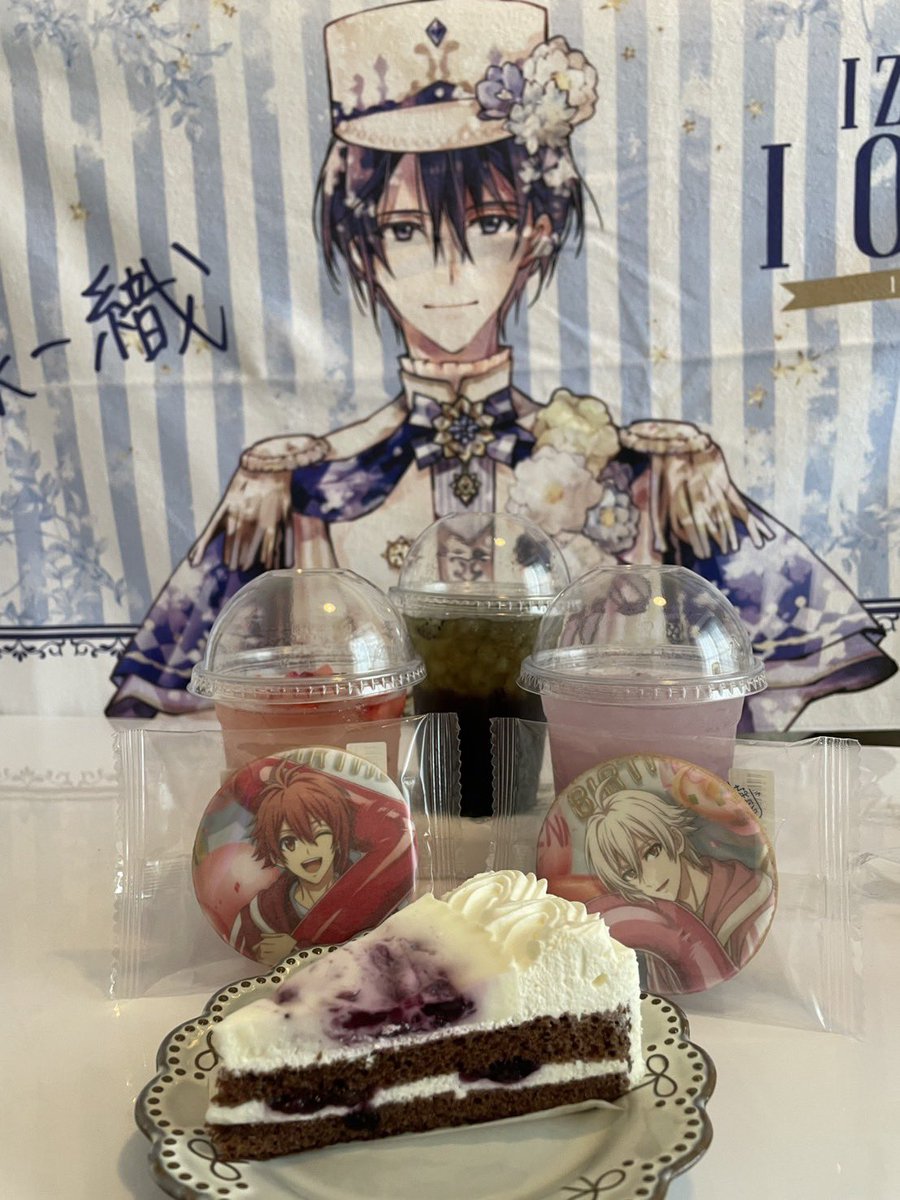 mari_5210's tweet photo. こちら、双子様の誕生日会に呼ばれていないのに双子様より目立ってしまっている和泉一織。
と、その背後にいるのがこの一時間後に熱中症を発症する私。 https://t.co/zNe6AunMMT