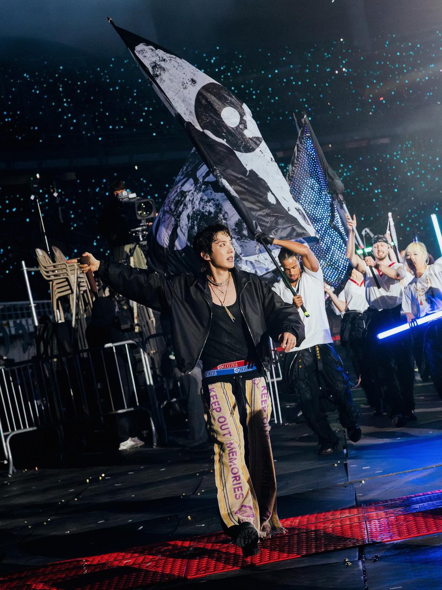 sunflowercharts's tweet photo. .@BTS_twt BTS’s “ARIRANG” World Tour Report — Weverse Magazine

#jhope: ผมดีใจมาก ๆ ที่ในที่สุดพวกเราก็จะได้เจอกับทุกคนอีกครั้ง ได้สนุกด้วยกัน และรู้สึกเป็นหนึ่งเดียวกันหลังผ่านช่วงเวลาเหล่านี้มา

ช่วงหลังมานี้ผมรู้สึกได้ว่าการแสดงที่ดีไม่ใช่ทุกอย่างครับ เพราะผู้ชมก็มีส่วนสำคัญอย่างยิ่งสำหรับคอนเสิร์ตด้วยเช่นกัน

พวกเราจะทุ่มเททุกสิ่งอย่างที่ได้เตรียมมา แสดงให้เห็นในทุก ๆ ค่ำคืน เพื่อให้อาร์มี่รู้สึกได้ว่าคุ้มค่ากับเวลาที่สละมาดูพวกเราจริง ๆ

และหวังว่าตลอดทัวร์นี้จะมีแต่ความสนุกนะครับ ขอบคุณอยู่เสมอเลยครับ! รักนะครับ!!!

🔗 https://t.co/u7P0AKc0uk

#BTS_WORLDTOUR_ARIRANG
#위버스매거진 #Weverse_Magazine