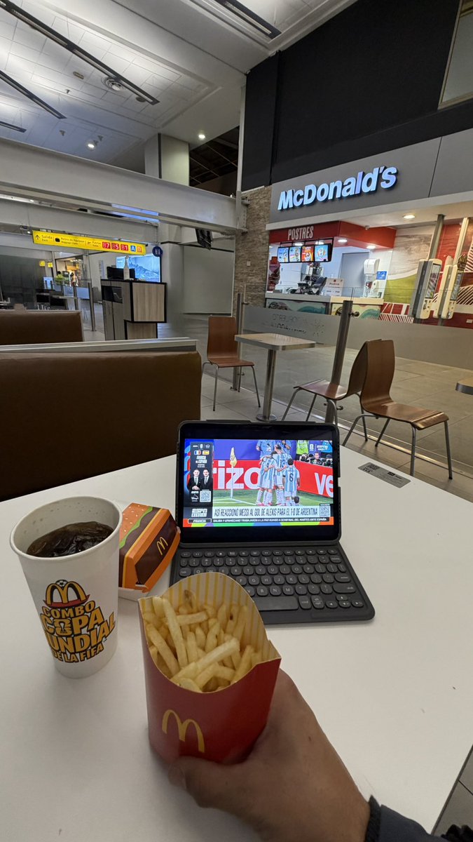 FRANCOLEANDRO10's tweet photo. Alone! 👻 ✈️ https://t.co/aPI2VkrfNU