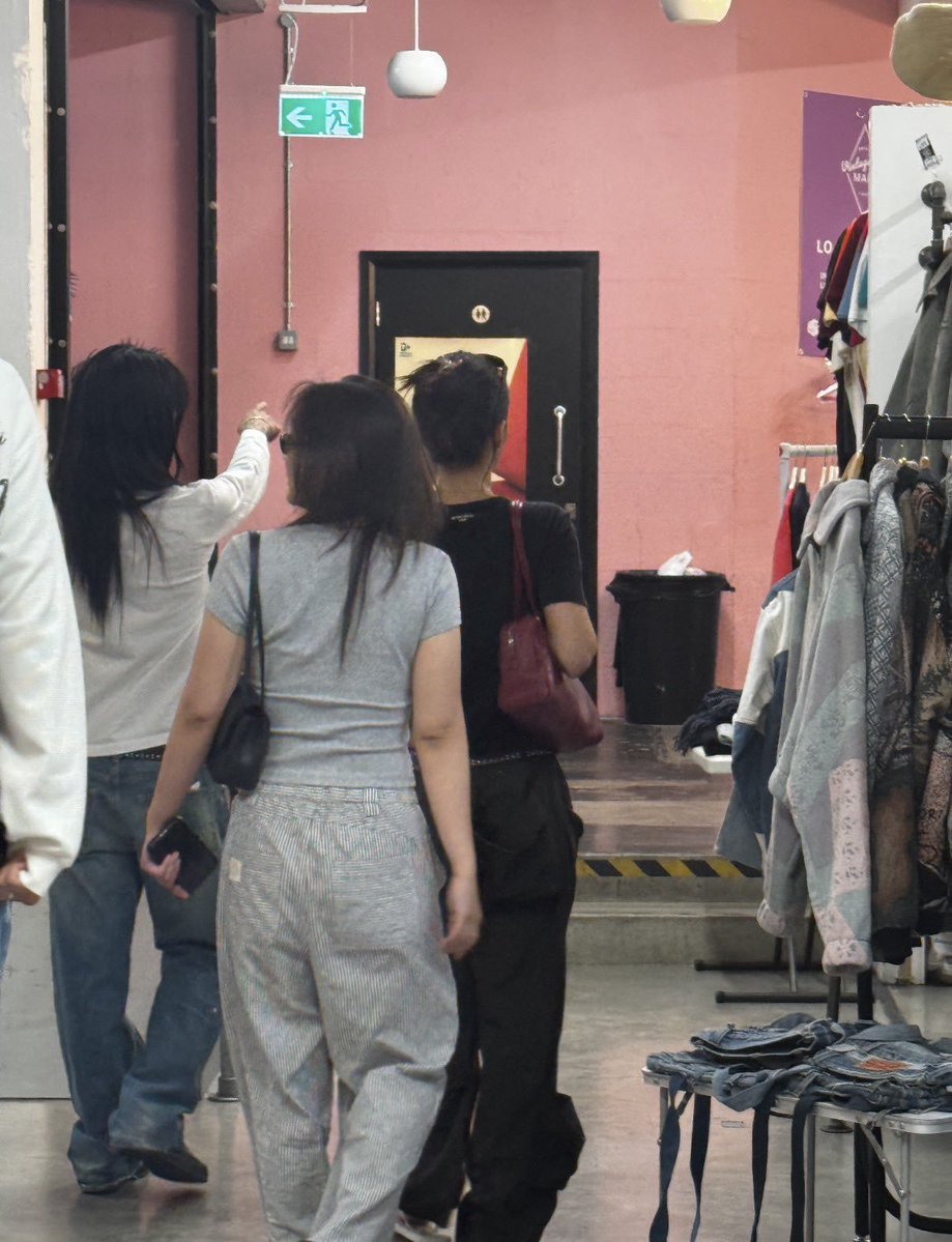 Iyahvillanueva3's tweet photo. Jennie was spotted shopping in London today https://t.co/JP46W8mUVr