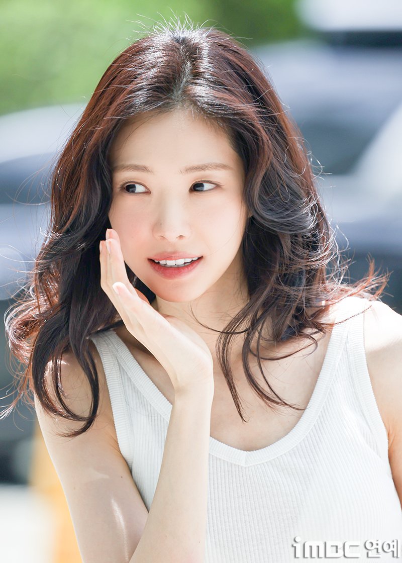 imbcenews's tweet photo. [포토] 손나은, 소근소근 나근나근
#손나은 #배우 #두시탈출컬투쇼 #iMBC연예

배우 손나은이 13일 오후 서울 목동SBS에서 열린 라디오 ‘두시탈출 컬투쇼’ 출근길에 포즈를 취하고 있다.

🔗https://t.co/2CPkKNUAaw https://t.co/u6CRqSMnZ4