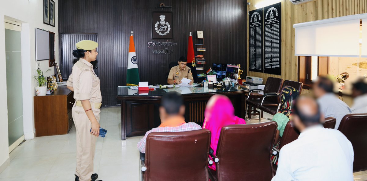 shahjahanpurpol's tweet photo. #SP_शाहजहाँपुर द्वारा #SP_कार्यालय पर फरियादियों की जनसुनवाई करते हुए उनकी समस्याओं को विस्तारपूर्वक सुना गया तथा फरियादियों को न्याय का भरोसा दिलाते हुए उनकी समस्याओं/प्रार्थना पत्रों का न्यायोचित निस्तारण करने हेतु सम्बन्धित अधिकारियों को निर्देशित किया गया। https://t.co/HobVDlwRkr