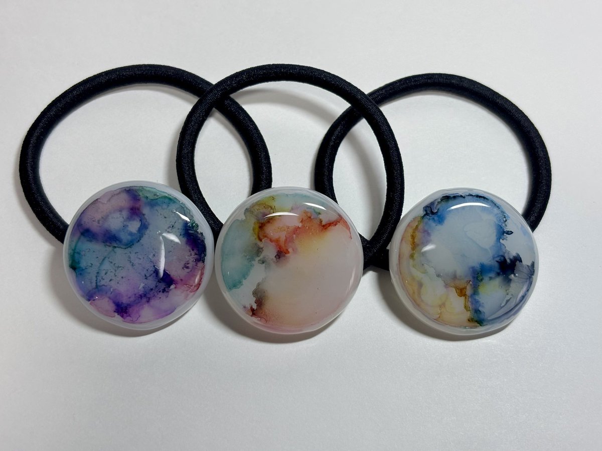 rainbowmarbles2's tweet photo. 久しぶりに作品作ったら、めちゃくちゃ楽しかった(≧∇≦)
仕事に追われて時間取れなかったけど、たまにはハンドメイド作家しないとね✨️
 #びーだま便
 #新作
 #インクアート
 #ヘアゴム
 #ストラップ
 #レジン https://t.co/hchspJTo2F