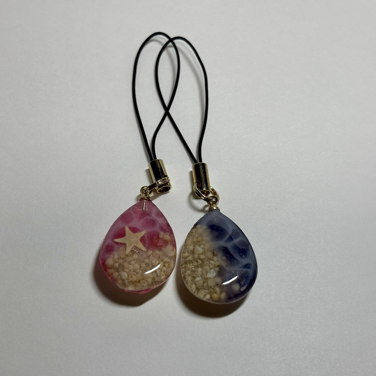 rainbowmarbles2's tweet photo. 久しぶりに作品作ったら、めちゃくちゃ楽しかった(≧∇≦)
仕事に追われて時間取れなかったけど、たまにはハンドメイド作家しないとね✨️
 #びーだま便
 #新作
 #インクアート
 #ヘアゴム
 #ストラップ
 #レジン https://t.co/hchspJTo2F