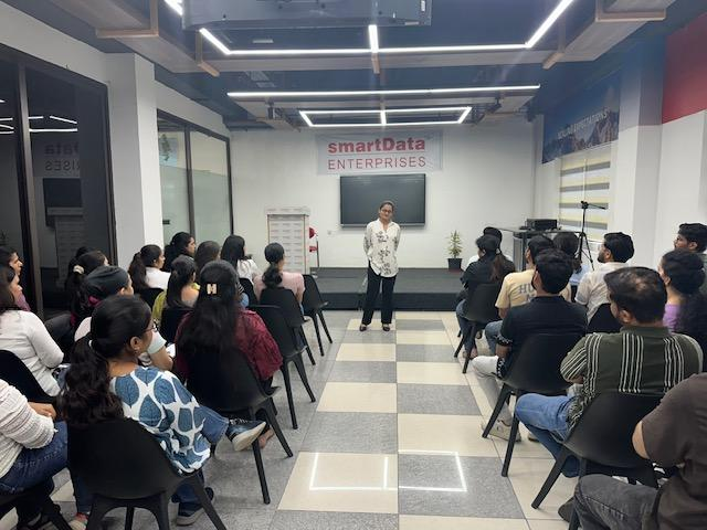 sdeievent's tweet photo. ✨ Travel Experience Sharing Session by Mrs. Hina Bazta.

An insightful session sharing key learnings, experiences and business insights from her US visit, offering fresh perspectives on global markets and opportunities. 🌎🤝 https://t.co/nYut67cTq0