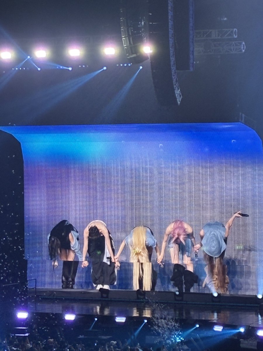 FIMBASE's tweet photo. [WEVERSE] 260713 #HUHYUNJIN 🐶

dear FEARNOTs,
our PUREFLOW tour in INCHEON has come to an end after two amazing days!

this tour is a performance that everyone poured so much sincerity and effort into creating. everyone worked incredibly hard. thank you so much.

just like the tour title suggests, "FLOW" was something that was incredibly important. our goal was for everyone to feel the force that carries LE SSERAFIM together on a single wave.

of course, there is a kind of power that comes from our passion and determination to perform on stage. but i think the sound of FEARNOTs' cheers, your love, is the most fundamental and irreplaceable force that moves us. i still can't forget what it felt like to be on stage with you all this weekend.

just as the previous EASY CRAZY HOT tour, where we traveled around the world meeting FEARNOTs, became such a wonderful source of nourishment and inspiration for us, 
i have a good feeling that this PUREFLOW tour will become the same.
we'll travel safely, stay healthy, and come back well. the future is something i'm really looking forward to.
if you get the chance to be with us on this tour, 
i hope the PUREFLOW tour can become a force that moves you too, FEARNOTs.

thank you! i love you 🤍
- yunjin