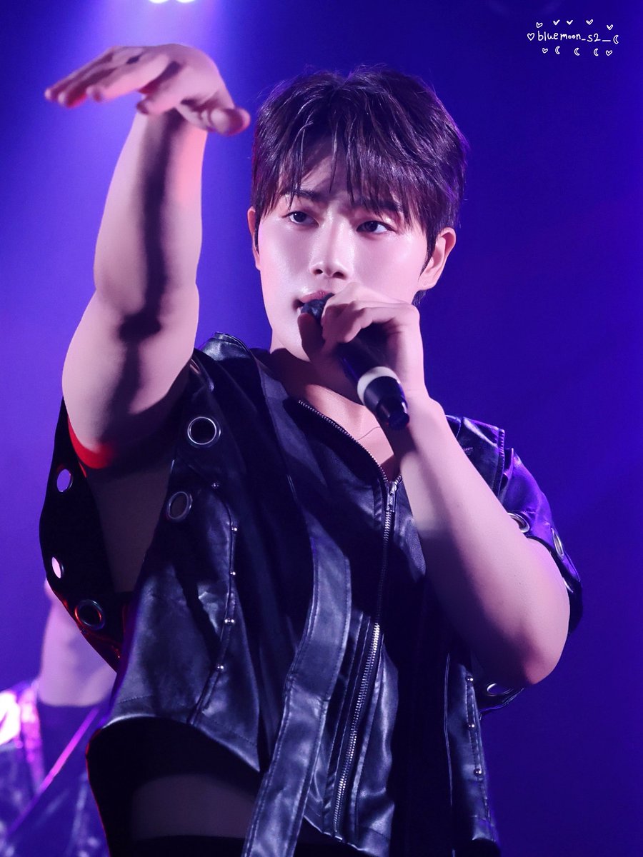 bluemoon_s2__'s tweet photo. 260711 2부 ⛓️❤️②

#디아즈 #DIAZ #SINWOO #신우 #シヌ
@diaz_ezent https://t.co/Hphkve2HuO