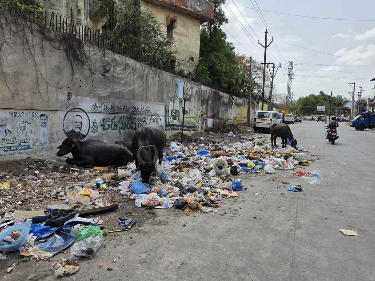 DrSNishanth's tweet photo. @MCMalkajgiri @DC_Malkajgiri 
Open garbage at Nacharam, beside Telephone exchange. https://t.co/ZY5yy5CU9w