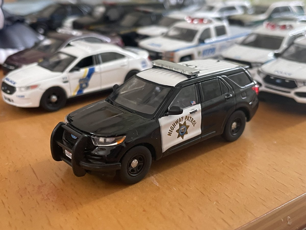 Aliceshin798's tweet photo. 再導入も含まれますが、アメポリブーム再来したので、GLのNYPD3台(シルバラード&デュランゴ&ポリスインターセプター)と596のフォードトーラス2台(ミネソタ&フィラデルフィア)とCHPのポリスインターセプターをデリバリーさせました(^^;;
#Greenlight #Tomica
#596model #Policeinterceptor https://t.co/jStRxQXpyh