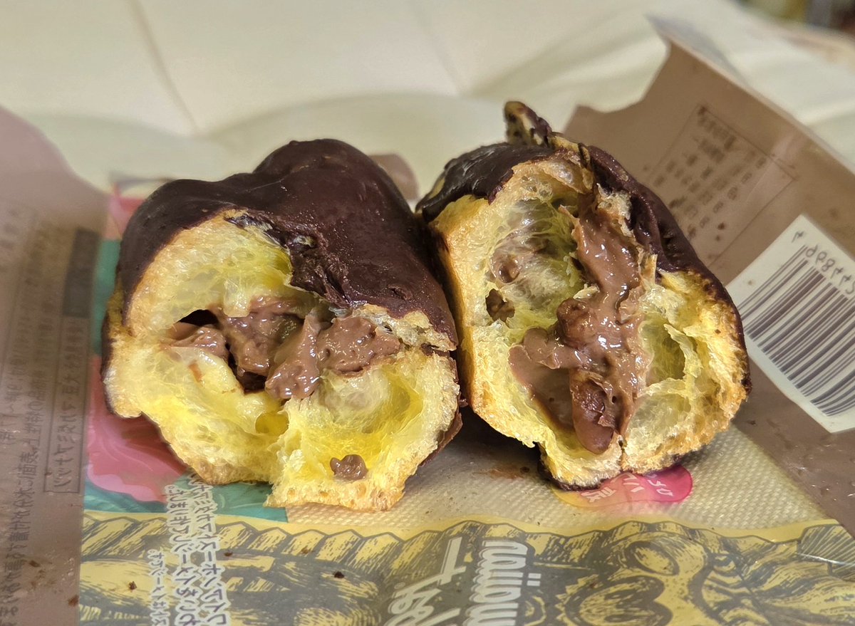504apriori's tweet photo. ファミリーマート
「ハワイアンホースト マカダミアナッツチョコエクレア」
ミルクチョコでコーティングされた軽い食感のパフに、とろとろでしっかり甘い濃厚チョコクリームと、混ぜ込まれたローストマカダミアナッツのコリッとした食感と香ばしさが際立って、一味違ったチョコの味わいを楽しめる商品 https://t.co/07Ho4AHWO3