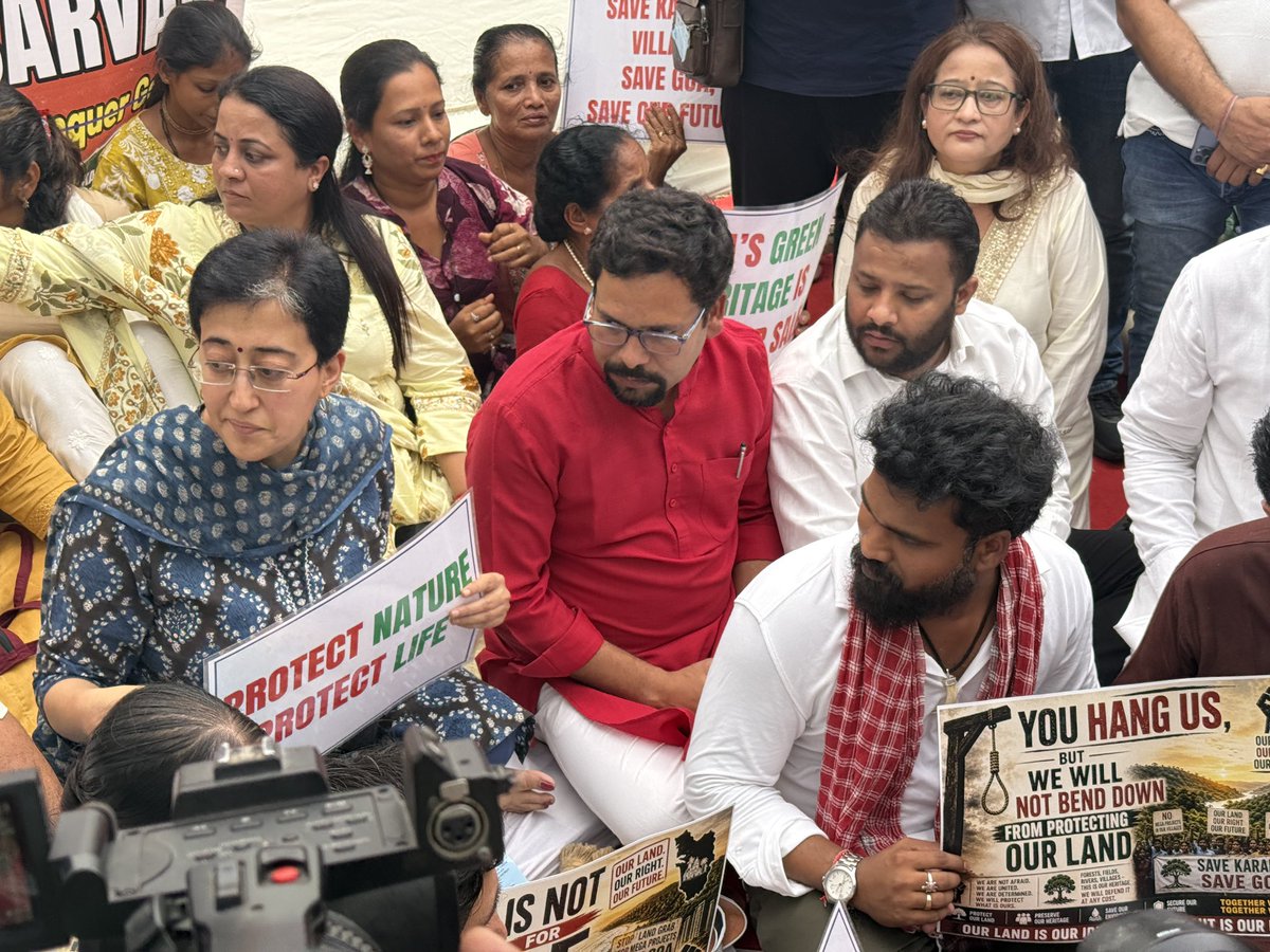 Sanjeev_aap's tweet photo. 100 दिन का संघर्ष, न्याय की पुकार!

गोवा के कारापुर गांव के लोग बिल्डर माफिया के खिलाफ पिछले 100 दिनों से जंतर-मंतर पर शांतिपूर्ण आंदोलन कर रहे हैं। यह संघर्ष सिर्फ कारापुर का नहीं, बल्कि हर उस नागरिक का है जो अपनी जमीन, अपने अधिकार और न्याय के लिए लड़ रहा है।

आज दिल्ली की नेता प्रतिपक्ष एवं AAP गोवा की प्रभारी @AtishiAAP जी के साथ इस आंदोलन में शामिल होकर आंदोलनकारियों का हौसला बढ़ाया और उनकी आवाज़ को मजबूती देने का संकल्प लिया।

आम आदमी पार्टी हमेशा आम जनता के अधिकारों की लड़ाई में उनके साथ खड़ी रही है और आगे भी अन्याय के खिलाफ हर संघर्ष में मजबूती से साथ निभाएगी।