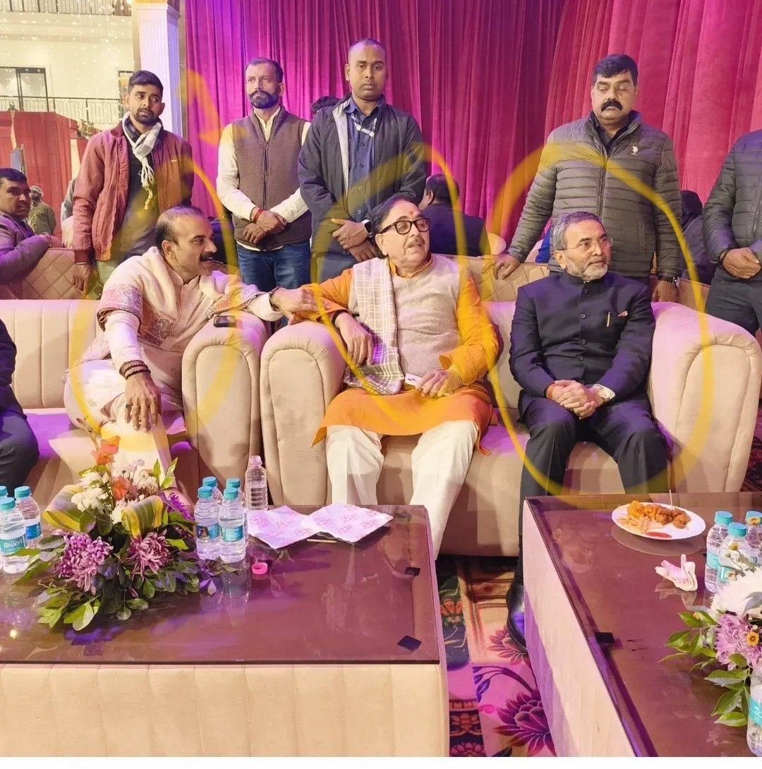 pda16193656's tweet photo. @bstvlive ~106 मुकदमा वाला केंद्रीय मंत्री  महेंद्र पांडे के के साथ सोफे पे बैठ सकता है  तो  भला 29 मुकदमे वाला क्यों न फोटो खिंचाते 

~गुंडों माफियों के अच्छे दिन चल रहे है https://t.co/qCezh3g4Nr