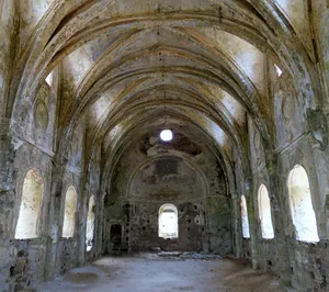 florentiafl's tweet photo. Εδώ την κοινοποιώ μόνο και μόνο γιατί κάποιος πρέπει να της δώσει τις απαντήσεις που πρέπει. Εκείνο δε στο τέλος το "η Τουρκία είναι ο αποκλειστικός φύλακας της αληθινής ιστορίας" μου γύρισε το μάτι. Λες και στην ιστοριογραφία υπάρχουν "εθνικοί φύλακες".Υπάρχει μόνο τεκμηρίωση, κριτική ανάλυση και διασταύρωση πηγών κυρία μορφωμένη! Και γι΄αυτό θα τα πω αναλυτικά!
 Αναφέρει ότι : οι ηγέτες της Βρετανίας, της Γαλλίας και των ΗΠΑ έδωσαν την έγκριση στον Βενιζέλο για την απόβαση του ελληνικού στρατού στη Σμύρνη το 1919. Επίσης, ότι η ελληνική προέλαση έγινε εν μέρει για να βοηθηθούν τα βρετανικά στρατεύματα στα Στενά.
Χρησιμοποιώντας πολωνικά αρχεία, υποστηρίζει ότι η Ελλάδα επιτέθηκε με την πολιτική και στρατιωτική στήριξη των ευρωπαϊκών δυνάμεων (Βρετανία, Γαλλία, Ιταλία), οι οποίες ήταν άμεσα αναμεμειγμένες στη σύγκρουση.
Περιγράφει πώς οι Συμμαχικές δυνάμεις (μαζί και το ελληνικό ναυτικό) είχαν καταλάβει την Κωνσταντινούπολη, τα λιμάνια, τους σιδηροδρόμους και τις υπηρεσίες, ενώ γαλλικά στρατεύματα βρίσκονταν στο Τοπ Καπί.
Και φτάνει στο συμπέρασμα ότι η Ελλάδα δεν πολέμησε μόνη της σε μια "ελεύθερη από Συμμάχους Τουρκία". Το γεγονός ότι δεν υπήρχαν ξένοι στρατιώτες στα ελληνικά χαρακώματα, δεν σημαίνει ότι η Ελλάδα δεν είχε πίσω της τη γεωπολιτική και στρατιωτική στήριξη της Δύσης.
Τι μας λέει δηλαδή; Ότι οι Σύμμαχοι (Βρετανία, Γαλλία, Ιταλία) κινούνταν ως ένα ενιαίο μπλοκ που στήριζε την Ελλάδα μέχρι τέλους. Αυτό είναι ένα τεράστιο ψέμα. Μετά τις ελληνικές εκλογές του Νοεμβρίου του 1920 και την επιστροφή του Βασιλιά Κωνσταντίνου, οι Σύμμαχοι βρήκαν την τέλεια δικαιολογία για να εγκαταλείψουν την Ελλάδα. Η Γαλλία (με τη συμφωνία της Άγκυρας το 1921) και η Ιταλία όχι μόνο απέσυραν τη στήριξή τους, αλλά άρχισαν να πουλάνε κρυφά όπλα και πυρομαχικά στον Μουσταφά Κεμάλ.
Η δε Βρετανία έδινε μόνο "λεκτική" και διπλωματική στήριξη στον Λόιντ Τζορτζ, αλλά αρνήθηκε να στείλει στρατό ή οικονομική βοήθεια στην Ελλάδα. Στην πραγματικότητα, κατά την κρίσιμη φάση της Μικρασιατικής Καταστροφής το 1922, η Ελλάδα ήταν εντελώς απομονωμένη και οικονομικά χρεοκοπημένη!
Η Ιταλία και τη Γαλλία "υποστηρικτές" της Ελλάδας;
Θα τρελαθούμε τελείως. Η Ιταλία ήταν ορκισμένος εχθρός της ελληνικής παρουσίας στη Σμύρνη, επειδή ήθελε την περιοχή για τον εαυτό της (βάσει προηγούμενων μυστικών συμφωνιών). Η απόβαση της Ελλάδας στη Σμύρνη το 1919 εγκρίθηκε εσπευσμένα από τον Λόιντ Τζορτζ ακριβώς για να προλάβουν τους Ιταλούς που είχαν ήδη αποβιβαστεί νοτιότερα, στην Αττάλεια. Η Ιταλία υπογείως βοηθούσε τους Τούρκους εθνικιστές από την πρώτη μέρα. Τάτσι μίτσι κότσι ένα πράμα!
Το ότι οι Σύμμαχοι είχαν καταλάβει την Κωνσταντινούπολη και τα Στενά ήταν μια πραγματικότητα μετά την Ανακωχή του Μούδρου (να θυμίσω το 1918). Όμως η κυρία μας το παρουσιάζει σαν οι Σύμμαχοι να διοικούσαν την Ανατολία μαζί με την Ελλάδα.
Οι Σύμμαχοι στην Κωνσταντινούπολη κρατούσαν μια παθητική στάση, προσπαθώντας να ελέγξουν τον Σουλτάνο. Όταν ο Κεμάλ άρχισε να οργανώνει το εθνικιστικό κίνημα στην Ανατολία, οι Σύμμαχοι αρνήθηκαν να στείλουν δικές τους δυνάμεις στο εσωτερικό για να τον σταματήσουν, αφήνοντας όλο το στρατιωτικό βάρος στην Ελλάδα.
Τώρα θα μου πείτε γιατί οι Τούρκοι εθνικιστές επιμένουν τόσο πολύ στο ότι "η Ελλάδα είχε πίσω της όλη τη Δύση"; Μα γιατί θέλουν να μειώσουν την Ελλάδα! Τόσο απλό. Στην τουρκική εθνική μυθολογία, η Μικρασιατική Καταστροφή παρουσιάζεται ως ο "Πόλεμος της Ανεξαρτησίας", όπου η Τουρκία νίκησε ολόκληρη την παγκόσμια ιμπεριαλιστική Δύση. Αν παραδεχτούν ότι πολέμησαν μόνο εναντίον της Ελλάδας (η οποία στο τέλος ήταν εγκαταλελειμμένη από τους πάντες), καταρρέει ο μύθος της "υπερδύναμης" που νίκησε τους πάντες!
Για να μην αναφέρω το γεγονός ότι έχουν τρελαθεί να περάσουν το μήνυμα ότι η Ελλάδα δεν έχει δική της βούληση, αλλά είναι ένας "εντολοδόχος" των Δυτικών, (σας θυμίζει κάτι; Μήπως είναι ένα αφήγημα που χρησιμοποιεί η Άγκυρα ακόμα και σήμερα στην εξωτερική της πολιτική;)
Η κυρία λοιπόν χρησιμοποίησε μια ψευδο-επιστημονική μέθοδο. Και... η κυρία μάλλον να πω καλύτερα. Παίρνει αληθινά γεγονότα του 1919 και τα γενικεύει για όλη την περίοδο 1919-1922, "εξαφανίζοντας" το γεγονός ότι από το 1921 η Ελλάδα πολεμούσε ουσιαστικά μόνη της.
Όσο για την τελευταία πρότασή της... απλά προδίδει τον πραγματικό σκοπό: δεν πρόκειται για επιστημονική αναζήτηση (που διατυμπανίζει ότι υπηρετεί και καλά), αλλά για εθνικιστική αυτοεπιβεβαίωση και προσπάθεια επιβολής μιας εθνικής αλήθειας έναντι της πραγματικής ιστορίας.
Και επειδή ζητάει DOI λες και αν της τα δείξεις θα τα αποδεχθεί...ας αποδομήσουμε τις πηγές της:
- Michael Llewellyn-Smith – Ionian Vision: Greece in Asia Minor, 1919–1922
Η κυρία χρησιμοποίησε το πρόσφατο άρθρο του Llewellyn-Smith (2023). Αν όμως διαβάσει κανείς το μνημειώδες έργο του ίδιου συγγραφέα, το Ionian Vision, ο Llewellyn-Smith περιγράφει αναλυτικά:Πώς η αρχική συμμαχική εντολή του 1919 μετατράπηκε σε διπλωματική παγίδα για την Ελλάδα.Πώς μετά το 1920, η Μεγάλη Βρετανία περιόρισε τη στήριξή της αποκλειστικά σε "λόγια" και διπλωματικές δηλώσεις του Λόιντ Τζορτζ, αρνούμενη κατηγορηματικά να στείλει στρατό, οικονομική βοήθεια ή πολεμοφόδια στην Ελλάδα.
Το συμπέρασμα του Llewellyn-Smith: Η Ελλάδα εξαπατήθηκε από τις μεγάλες δυνάμεις, οι οποίες τη χρησιμοποίησαν ως "χωροφύλακα" για τα δικά τους συμφέροντα και στη συνέχεια την εγκατέλειψαν στην Ανατολία...
- Η Συνθήκη της Άγκυρας (20 Οκτωβρίου 1921) – Γαλλικά Αρχεία
Με τη συνθήκη αυτή, η Γαλλία αποχώρησε από το μέτωπο της Κιλικίας, αναγνώρισε de facto την κυβέρνηση του Κεμάλ και, το κυριότερο, παρέδωσε στον κεμαλικό στρατό τεράστιες ποσότητες γαλλικού οπλισμού, πυρομαχικών και σιδηροδρομικού υλικού, τα οποία χρησιμοποιήθηκαν απευθείας εναντίον των Ελλήνων στην αντεπίθεση του 1922.
- Η Μυστική Συμφωνία Ιταλίας - Κεμαλικών (Μάρτιος 1921)
Η Ιταλία, αν και "Σύμμαχος" (λέμε τώρα) της Ελλάδας στα χαρτιά, λειτουργούσε ως σύμμαχος του Κεμάλ.
Τα επίσημα ιταλικά διπλωματικά έγγραφα και τα δημοσιεύματα του διεθνούς τύπου της εποχής (όπως το ιστορικό αρχείο των New York Times, 13 Απριλίου 1921: "Italy aids Kemal by secret treaty")
Ο Ιταλός Υπουργός Εξωτερικών Κόμης Σφόρτσα υπέγραψε μυστική συμφωνία με τον κεμαλικό εκπρόσωπο Μπεκίρ Σαμί. Οι Ιταλοί συμφώνησαν να αποσύρουν τα στρατεύματά τους από την Αττάλεια και σε αντάλλαγμα προμήθευαν τους Τούρκους με όπλα, πληροφορίες για τις κινήσεις του ελληνικού στρατού και επέτρεπαν το λαθρεμπόριο πολεμικού υλικού προς τον Κεμάλ μέσω των λιμανιών που έλεγχαν.
- Arnold J. Toynbee – The Western Question in Greece and Turkey (1922)
Ο Βρετανός ιστορικός Άρνολντ Τόινμπι ήταν παρών στα γεγονότα ως πολεμικός ανταποκριτής του Manchester Guardian.Στο βιβλίο του περιγράφει τη γεωπολιτική πραγματικότητα του 1921–1922, τονίζοντας ότι η Ελλάδα είχε γίνει ο "εντολοδόχος" της Βρετανίας, αλλά χωρίς να λαμβάνει την απαραίτητη στρατιωτική υλική υποστήριξη.Αναλύει πώς η διάσπαση του συμμαχικού μετώπου (Γαλλία και Ιταλία εναντίον Βρετανίας) άφησε την Ελλάδα εντελώς έκθετη και απομονωμένη στην Ανατολία.
Στο δια ταύτα μας λέει η κυρία... ότι αφού οι Σύμμαχοι ενέκριναν την απόβαση το 1919 και αφού είχαν καταλάβει την Κωνσταντινούπολη, άρα η Ελλάδα δεν πολέμησε μόνη της.
Τι δεν μας λέει γιατί πάντα κάνει επιλογή στο τι θα πει; Ότι οι Σύμμαχοι ήταν παρόντες το 1919. Όμως, το 1921-1922, όταν παίχτηκε η μοίρα του πολέμου, η Γαλλία και η Ιταλία είχαν αλλάξει στρατόπεδο, η Βρετανία είχε κλείσει την κάνουλα της χρηματοδότησης και ο ελληνικός στρατός στα χαρακώματα του Σαγγάριου ήταν απολύτως μόνος του, αντιμετωπίζοντας έναν τουρκικό στρατό που εξοπλιζόταν από τους (πρώην!) συμμάχους της Ελλάδας και τη Σοβιετική Ένωση!
Αυτή είναι η ιστορική αλήθεια κυρία μου! Όχι τα εθνικιστικά παραμύθια σας για τον δήθεν ανίκητο καλό Σαμαρείτη την Τουρκία!
https://t.co/4nmt2dZb6N