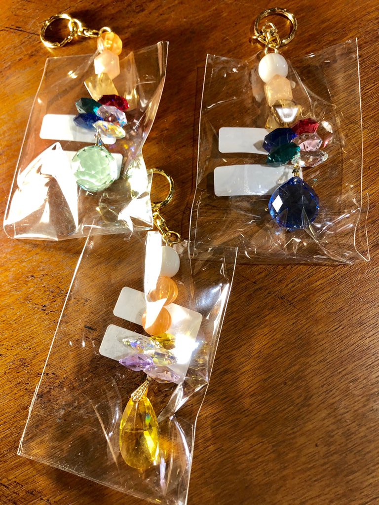 Hinatan4443's tweet photo. Blue Roseさん@AOBARABLUEROSE が新作を納品してくれました‼️
╰(*´︶`*)╯♡

Blue Roseさんの作品です✨

サンキャッチャーキーホルダー
アクリルイヤリング

箱番号📦S56    1号店

ハンドメイドギャラリー
日向箱
https://t.co/s1n84xpBeP
#BlueRose  
 #日向箱 #上板橋 https://t.co/91g4jqT1LO