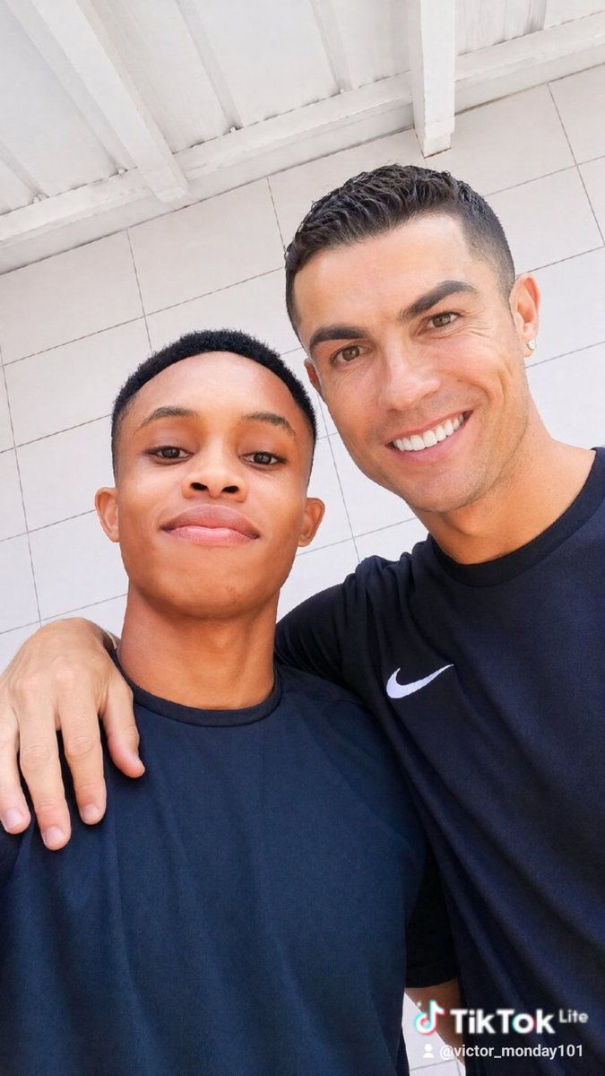 Coachwisdom3220's tweet photo. Me and ronaldo met today🤣
who's your goat #goat #ronaldo_cr7 https://t.co/dksZlunNPr