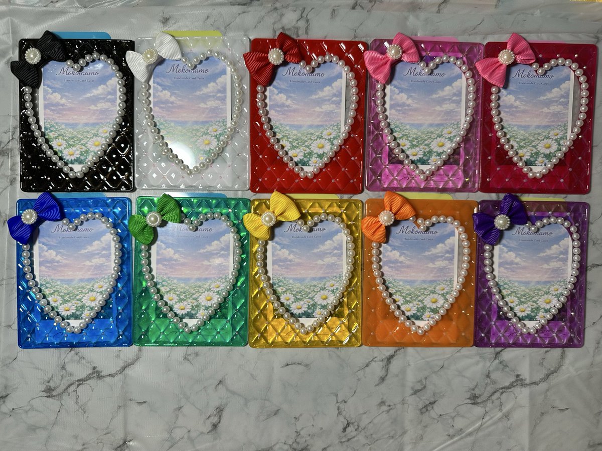 nyanlover7's tweet photo. そうさくマーケットにて頒布のりぼんカードケースです。
お色は10色展開となります。
キーホルダー付は透明のパーツを使用しているので、金具に比べて目立ちにくい仕様となっております。
キーホルダー付、なし共に1点ずつの頒布となります🍀 https://t.co/Ub24KvdmwU