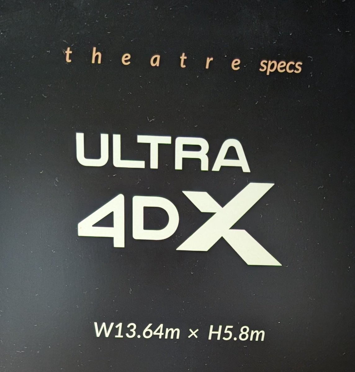 smrnhtm's tweet photo. ULTRA 4DX見て参りましたぞ！
2列目だったのであまり3面スクリーンの恩恵は受けられなかったけど、スクリーン画質がどちゃくそ綺麗で、グーちゃんの細かい質感とか表情とかめちゃくちゃわかって良かった🙂‍↕️
超ドアップだったし(>ω<)
ULTRAは熱の演出もある⋯？
後半めちゃくちゃ頭熱かった。 https://t.co/PJ80oN6uLx