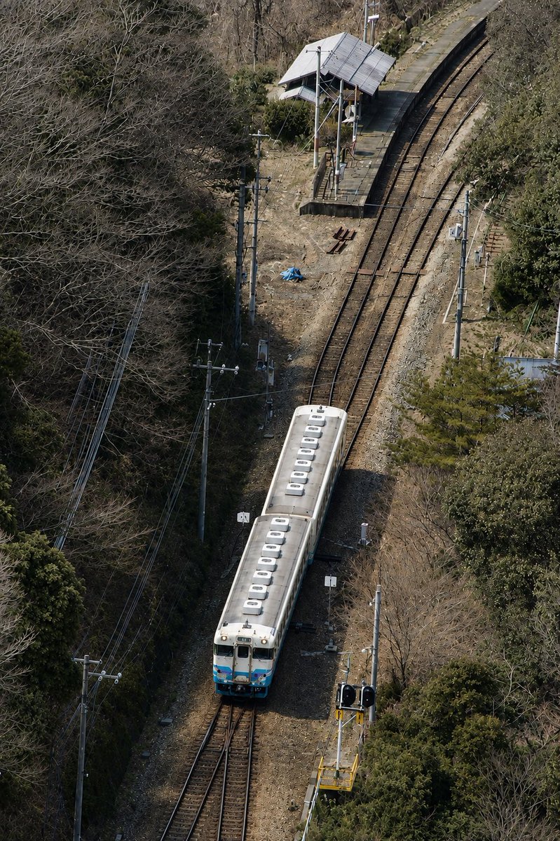 imomonta's tweet photo. 【#俺の撮り鉄史 その60】
2006年3月頃、土讃線坪尻にて撮影したキハ58のローカル列車。
数日後には廃止になる出雲を撮影しないで、わざわざ四国まで撮影へ‥。
当時は秘境駅ブームも無く、この駅で降りたのは自分だけだった。

AIにて元写真の露出を修正した。

#フィルムカメラ #土讃線 #キハ58 https://t.co/LcIxzbCO5Z