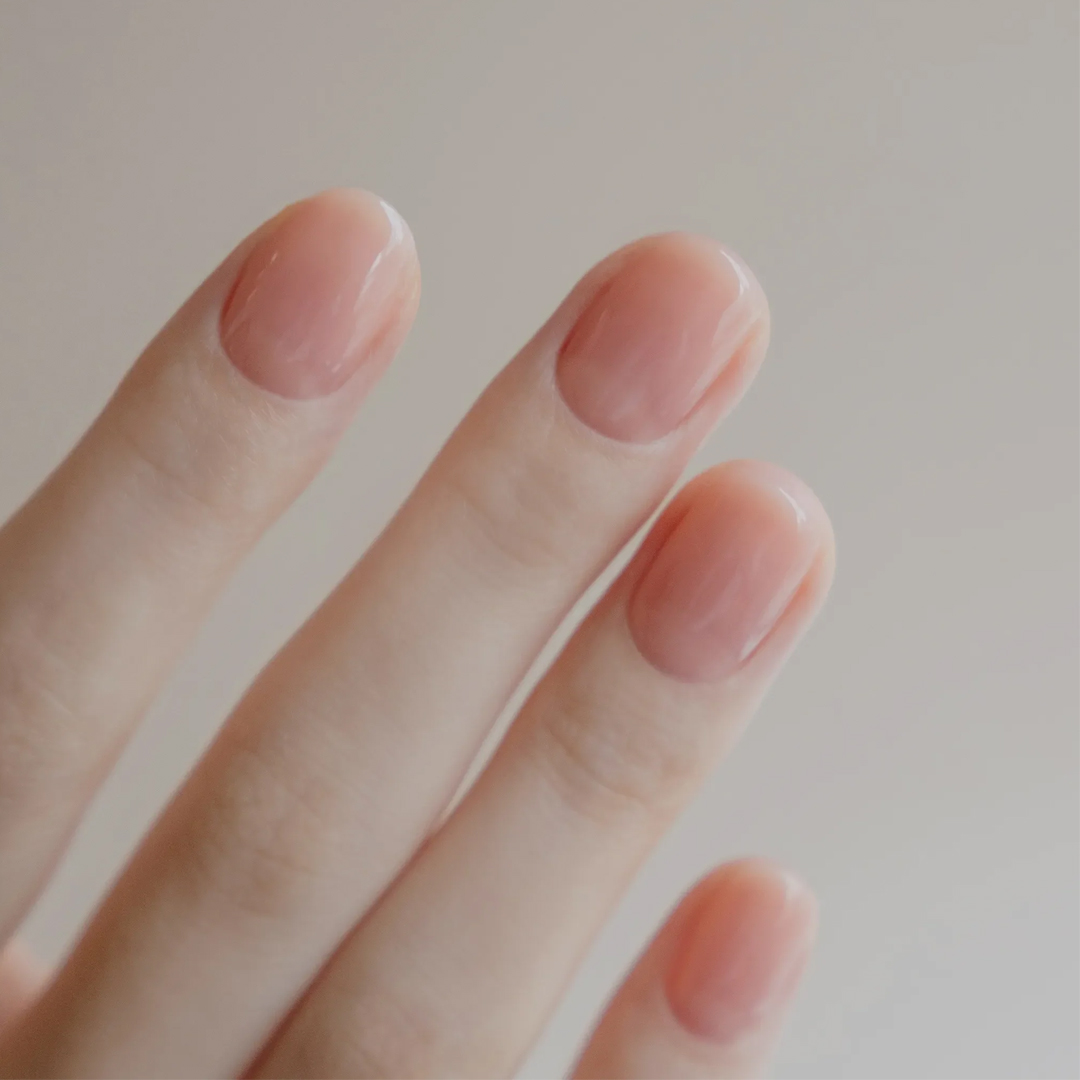 nailsincjp's tweet photo. 2026上半期ベストコスメ4･5位👑

ランキング常連のUNDRESSED 2色。
ぷるんとグロスのようなみずみずしい艶
シアーな色めきですべてのかたになじみやすく
ナチュラルだけど可愛さ抜群の指先に。
“猫ちゃんの肉球ピンク”として愛されるピーチと
“生キャラメル”のようにとろけるブラウン。
シアーからミディアムまで
お好みの色の濃度で楽しめるのもいいところ🫶