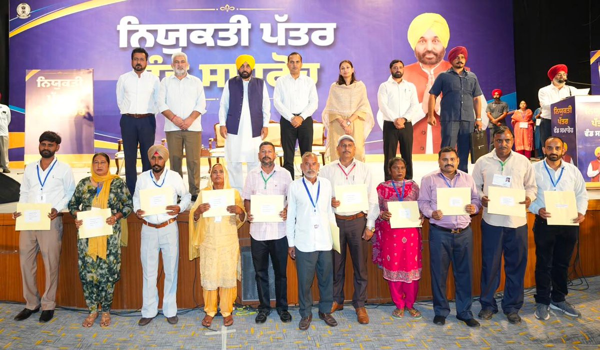 BhagwantMann's tweet photo. ਅੱਜ ਦਾ ਦਿਨ ਜੰਗਲਾਤ ਵਿਭਾਗ ਦੇ ਕਾਮਿਆਂ ਲਈ ਬੇਹੱਦ ਖੁਸ਼ੀ ਭਰਿਆ ਰਿਹਾ... ਲੰਮੇ ਸਮੇਂ ਤੋਂ ਇੰਤਜ਼ਾਰ ਕਰ ਰਹੇ 516 ਕੱਚੇ ਕਾਮਿਆਂ ਦਾ ਭਵਿੱਖ ਸੁਰੱਖਿਅਤ ਕਰਦਿਆਂ ਉਨ੍ਹਾਂ ਨੂੰ ਪੱਕੇ ਕਰਕੇ ਨਿਯੁਕਤੀ ਪੱਤਰ ਸੌਂਪੇ ਗਏ ਅਤੇ 237 ਕਰਮਚਾਰੀਆਂ ਦੀਆਂ ਰੁਕੀਆਂ ਹੋਈਆਂ ਤਰੱਕੀਆਂ ਬਹਾਲ ਕੀਤੀਆਂ ਗਈਆਂ...
ਇਸਦੇ ਨਾਲ ਹੀ ਸ੍ਰੀ ਗੁਰੂ ਰਵਿਦਾਸ ਜੀ ਦੇ 650ਵੇਂ ਪ੍ਰਕਾਸ਼ ਪੁਰਬ ਨੂੰ ਸਮਰਪਿਤ ਹਰੇਕ ਜ਼ਿਲ੍ਹੇ 'ਚ 6.5 ਲੱਖ ਅਤੇ ਸੂਬੇ 'ਚ ਕੁੱਲ 50 ਕਰੋੜ ਨਵੇਂ ਬੂਟੇ ਲਗਾਉਣ ਦਾ ਇਤਿਹਾਸਕ ਟੀਚਾ ਮਿੱਥਿਆ ਗਿਆ ਹੈ...
ਠੇਕੇਦਾਰੀ ਸਿਸਟਮ ਦਾ ਖ਼ਾਤਮਾ ਕਰਕੇ ਹੁਣ ਤੱਕ 68,000 ਤੋਂ ਵੱਧ ਨੌਜਵਾਨਾਂ ਨੂੰ ਸਰਕਾਰੀ ਨੌਕਰੀਆਂ ਦੇ ਚੁੱਕੀ ਸਾਡੀ ਸਰਕਾਰ 'ਰੰਗਲੇ ਪੰਜਾਬ' ਦੀ ਸਿਰਜਣਾ ਲਈ ਪੂਰੀ ਤਰ੍ਹਾਂ ਵਚਨਬੱਧ ਹੈ...