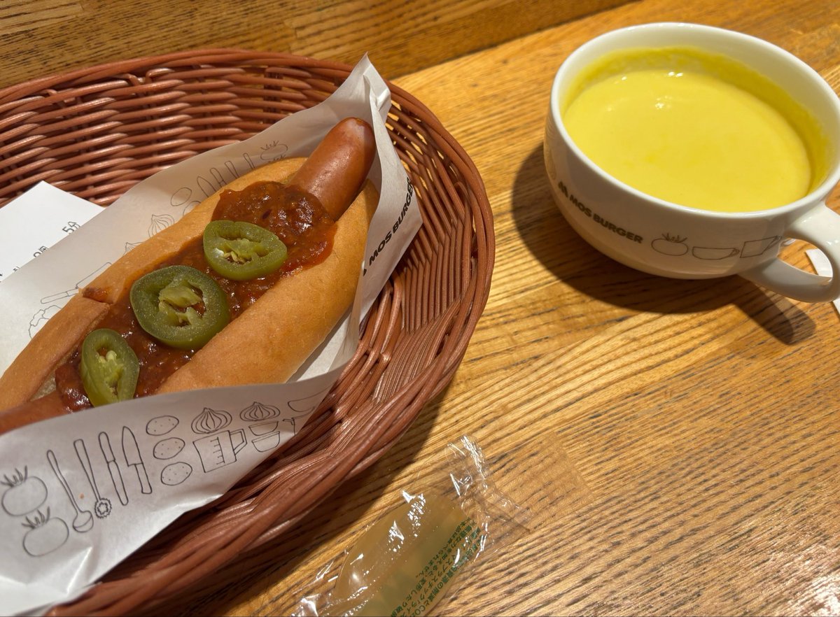 shot_swim's tweet photo. 今日も飯田橋は蒸暑く、刺激を求めてスパイシーチリドッグ🌭😋
#モスバーガー https://t.co/1ZbAPJZ25x