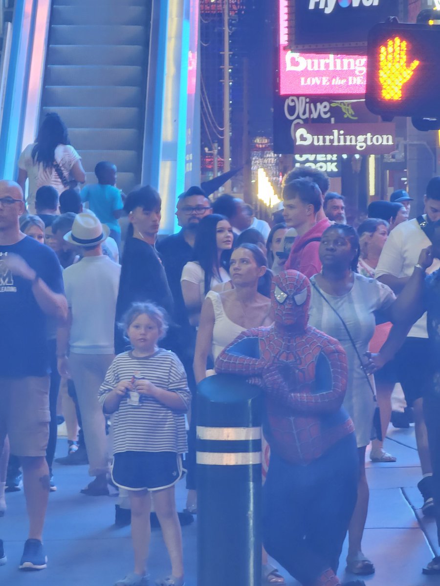BeeSmoke_'s tweet photo. Day 6 / The amount of AI gen souvenirs I saw on route 66 shops angers me, but other than that I reached Vegas https://t.co/NajxZLDGU9