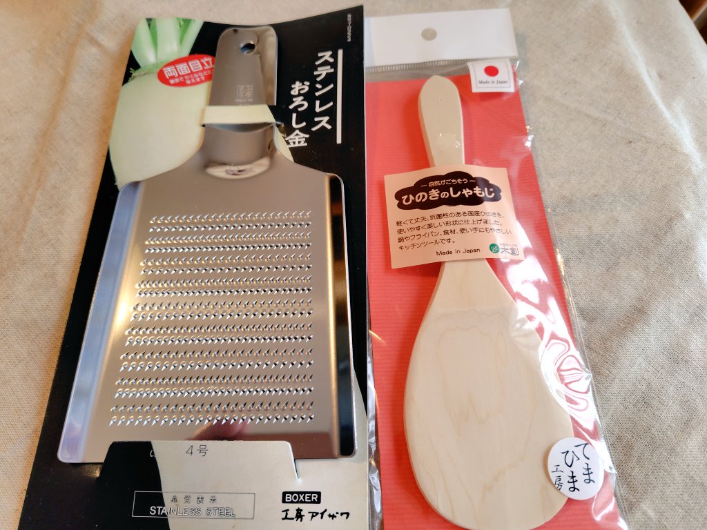 rabbit_riceears's tweet photo. キッチン用品を購入しました。
すべて日本製🇯🇵
ひのきのしゃもじ
まな板立て
ステンレスおろし金
＃日本製 https://t.co/6ZOv3WZePp