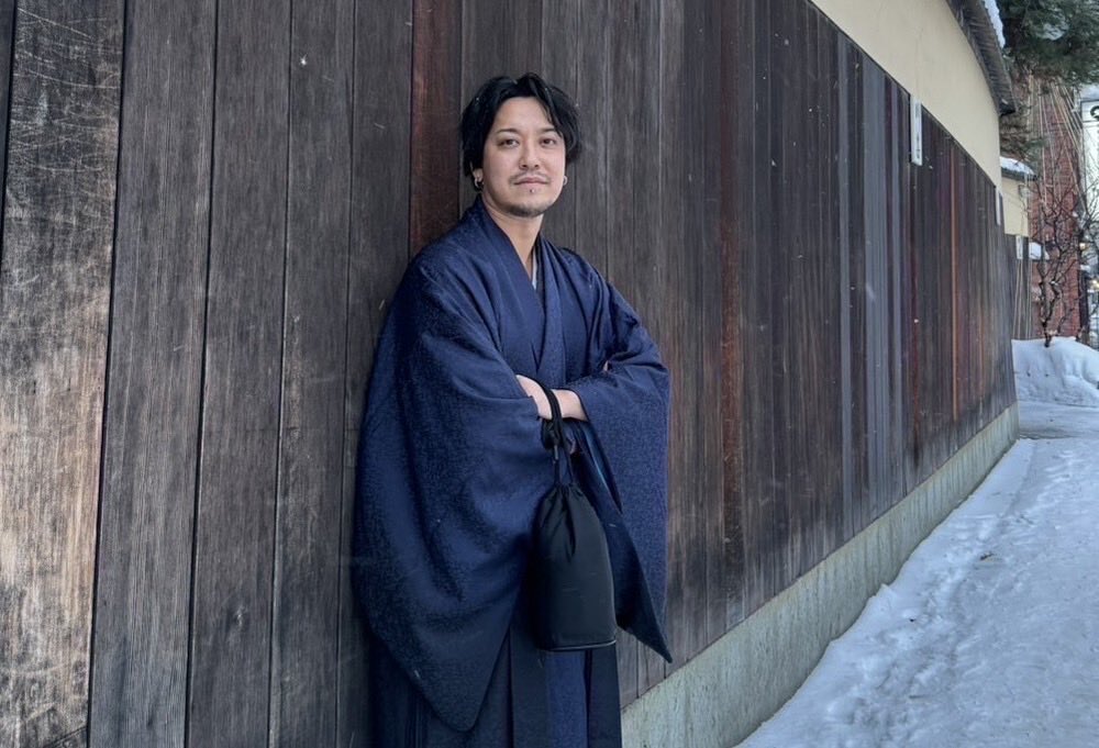 livehaaack's tweet photo. 北海道で飲食店を経営しながらライバーとして活動する「ととのえ将軍」さんにインタビュー🎤

37歳でライブ配信の世界へ飛び込み、毎日欠かさず配信を継続。
派手さではなく、“普通であること”や素直な人柄を強みに、急速にファンを増やしてきました。

ギフター経験から学んだ「負け戦」の美学、コラボで大切にしているWin-Winの関係、そして日本の伝統文化や推し活文化を世界へ発信したいという今後の目標とは――。

配信時とは異なる、ととのえ将軍さんの真面目で等身大な素顔に迫ります。

▼インタビュー記事はこちら
https://t.co/gyynoI6aaW

#ととのえ将軍 #TikTokLIVE #ライバー #ライブ配信 #LiveHaaack