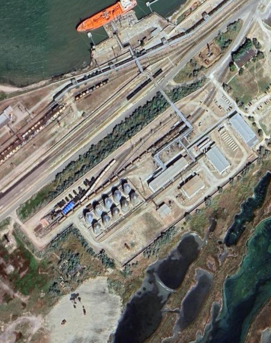 Osinttechnical's tweet photo. Ukrainian attack drones successfully hit Russia's oil product handling complex at the port of Kavkaz overnight, setting it on fire. 

The Yugneftekhimtranzit-owned terminal had supported fuel transport to Crimea. https://t.co/63yWmAjM4r