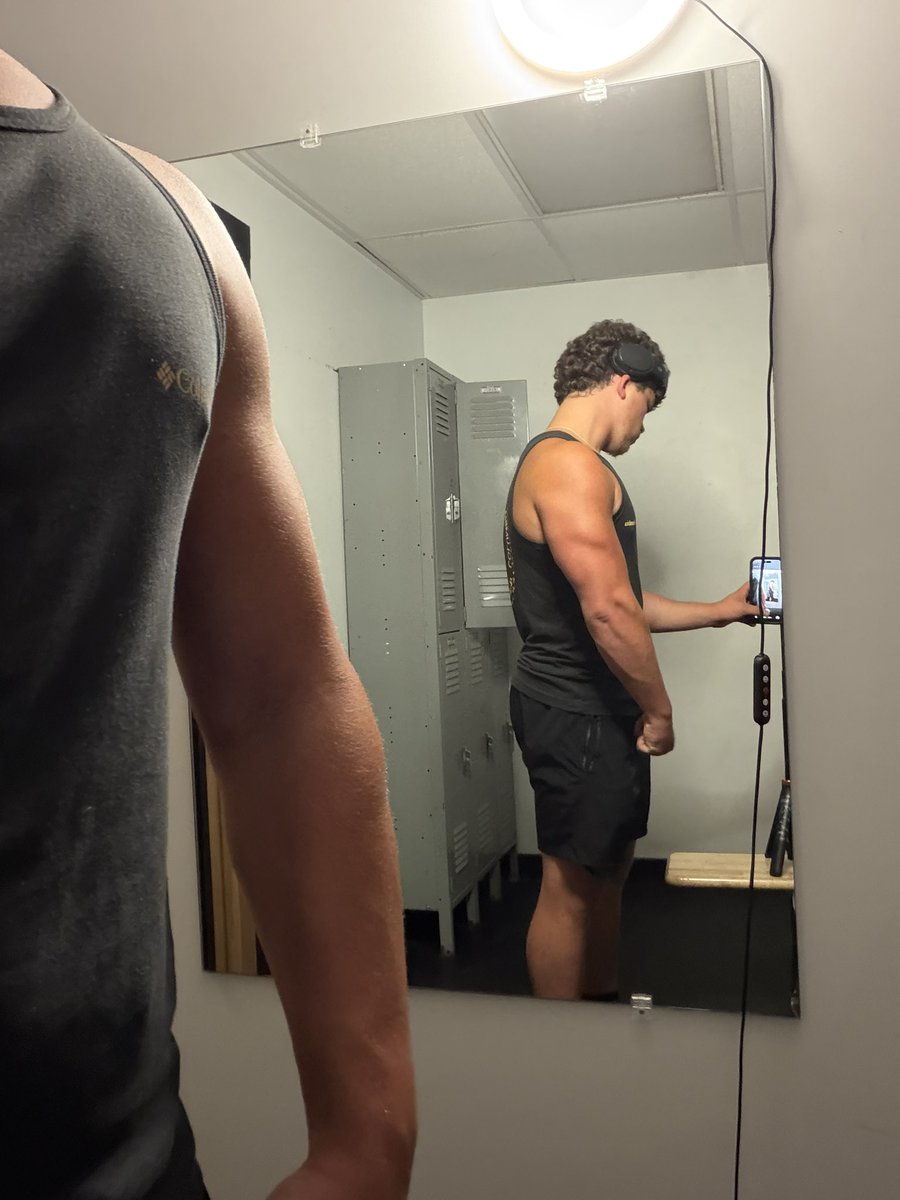 masterchris678's tweet photo. Just the size and definition should make you drop to your knees #findomgod @MASTER_UPDATES @topalphamales @findomfan420 https://t.co/SME3RAGeXr