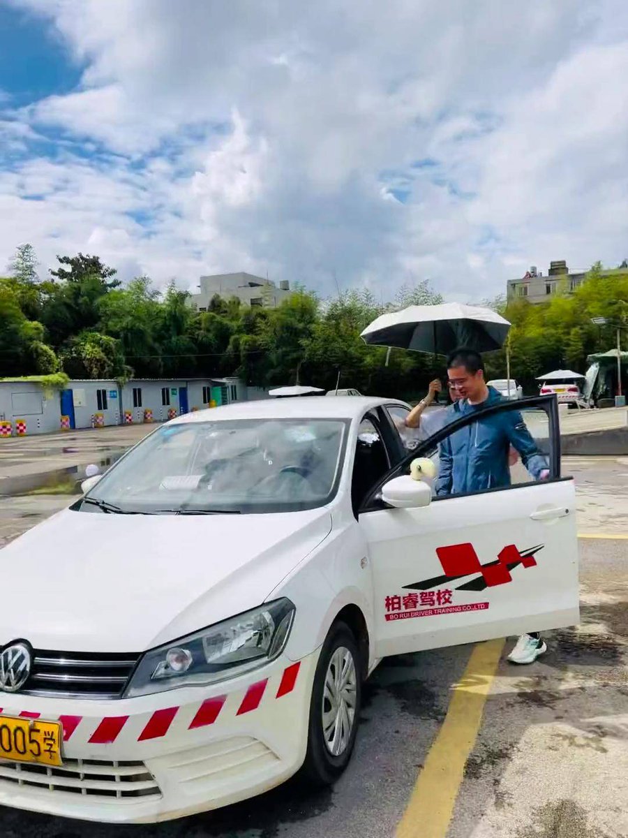 kjiyoung5's tweet photo. Passed my driving test today! 3 months of early mornings, awkward parallel parking fails, and one very patient instructor later — I’m finally behind the wheel of my own car.  #NewDriver #LearnersToLicence， https://t.co/jVfLw4HW5x