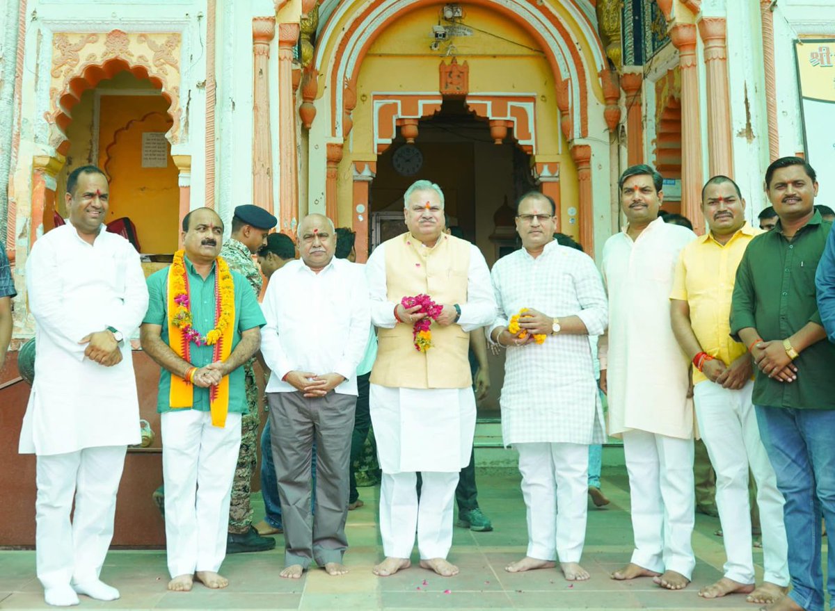Hkhandelwal1964's tweet photo. श्री रामाय रामभद्राय रामचन्द्राय वेधसे
रघुनाथाय नाथाय सीताया पतये नमः।।

आज ओरछा में श्रीराम राजा सरकार के दर्शन - पूजन कर प्रदेशवासियों के सुख-समृद्धि की कामना की।

सभी पर राजा राम सरकार की कृपा बनी रहे। https://t.co/iKvo5yW3HZ